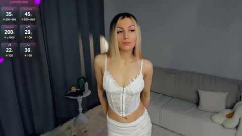 Snapshot of crazy_selfi chatting on February 2025 02:18:01 AM Emma online show from February 2025 02:18:01 AM