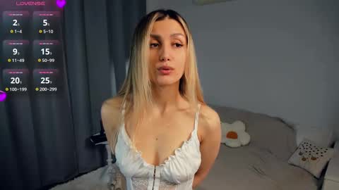 Snapshot of crazy_selfi chatting on March 2025 02:28:02 AM Emma online show from March 2025 02:28:02 AM