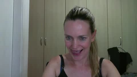 Snapshot of crazyanny chatting on January 2025 12:11:01 AM Anny online show from January 2025 12:11:01 AM