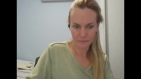 Snapshot of crazyanny chatting on April 2026 12:27:01 AM Anny online show from April 2026 12:27:01 AM