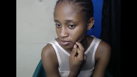 Snapshot of creamyxmuffin chatting on February 2025 02:21:01 AM creamyxmuffin online show from February 2025 02:21:01 AM