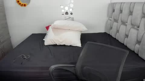criistal_0 online show from June 2026 01:30:02 AM