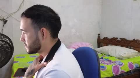 Snapshot of cris_simons chatting on January 2025 04:33:01 AM cris_simons online show from January 2025 04:33:01 AM