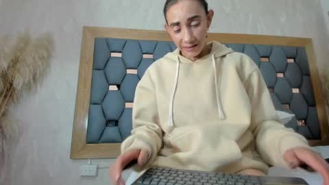 crystal_sm online show from October 2025 03:04:01 AM