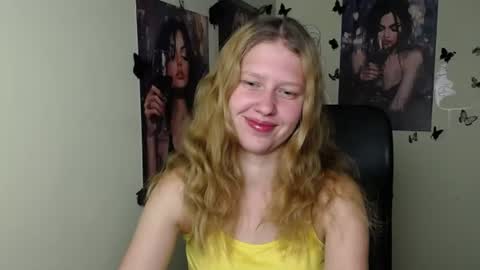 Snapshot of crystalgirl__ chatting on July 2026 07:09:02 AM Stella online show from July 2026 07:09:02 AM
