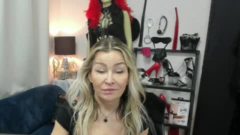 Snapshot of crystalxohotty chatting on April 2026 04:46:02 AM CrystalHotty online show from April 2026 04:46:02 AM