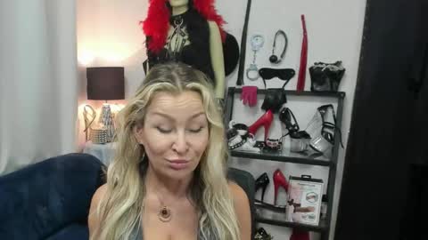 Snapshot of crystalxohotty chatting on May 2026 06:20:01 AM CrystalHotty online show from May 2026 06:20:01 AM