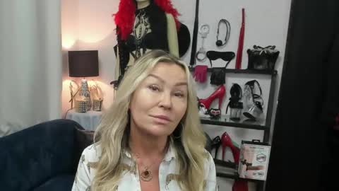Snapshot of crystalxohotty chatting on May 2026 05:13:02 AM CrystalHotty online show from May 2026 05:13:02 AM