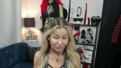 Snapshot of crystalxohotty chatting on May 2026 04:32:02 AM CrystalHotty online show from May 2026 04:32:02 AM