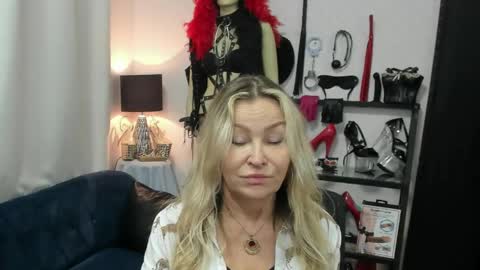 Snapshot of crystalxohotty chatting on June 2026 05:08:01 AM CrystalHotty online show from June 2026 05:08:01 AM