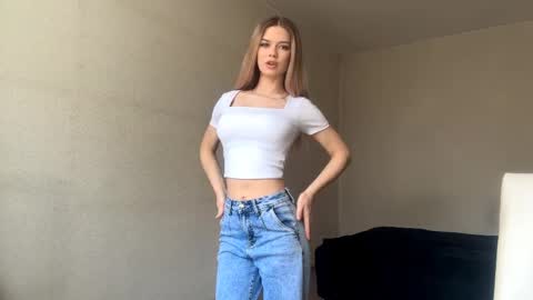 Snapshot of crystarouillard chatting on April 2026 04:10:02 AM Jesi online show from April 2026 04:10:02 AM