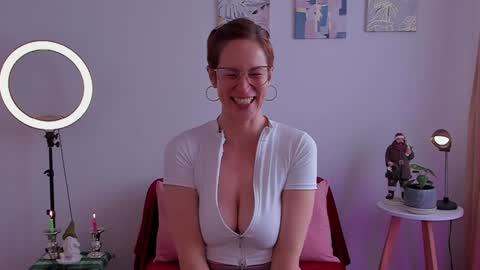 Snapshot of cuddlingbunnny chatting on December 2024 06:04:02 PM Leonela online show from December 2024 06:04:02 PM