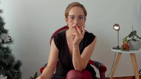 Snapshot of cuddlingbunnny chatting on December 2024 09:11:01 PM Leonela online show from December 2024 09:11:01 PM