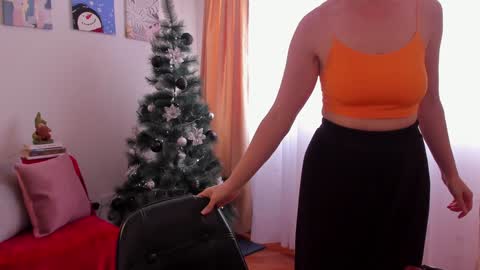 Snapshot of cuddlingbunnny chatting on December 2024 06:42:02 PM Leonela online show from December 2024 06:42:02 PM