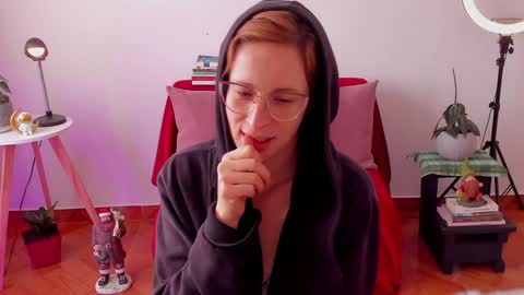 Snapshot of cuddlingbunnny chatting on December 2024 03:26:02 PM Leonela online show from December 2024 03:26:02 PM
