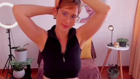 Snapshot of cuddlingbunnny chatting on February 2025 09:23:01 PM Leonela online show from February 2025 09:23:01 PM