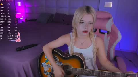 Cuddly Kitten online show from September 2025 10:35:02 PM