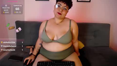 Snapshot of curly_cam_queen chatting on January 2026 05:21:02 AM Bruna online show from January 2026 05:21:02 AM