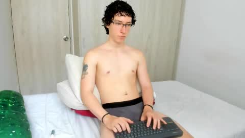 Snapshot of curlyytwink chatting on June 2026 04:56:02 PM Noah online show from June 2026 04:56:02 PM