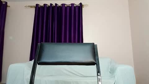 Essie online show from September 2025 05:56:01 PM