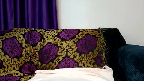 Essie online show from November 2025 08:36:02 PM