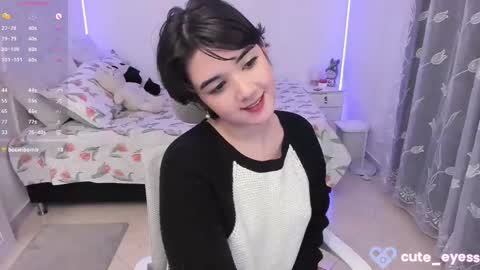 Snapshot of cute_eyess chatting on October 2025 10:33:02 PM Cute online show from October 2025 10:33:02 PM