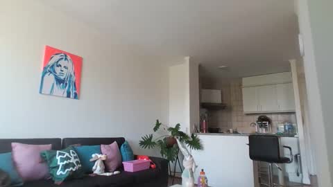 Cute friends online show from November 2025 06:51:02 PM