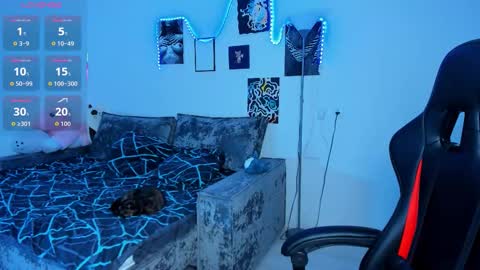 Snapshot of cute_little_ass chatting on October 2025 06:06:01 PM Emily online show from October 2025 06:06:01 PM