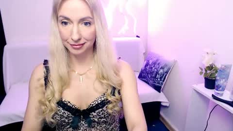 cute_smile_shy online show from April 2026 08:22:01 PM