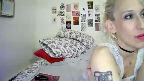 Snapshot of cutefemme chatting on November 2025 06:24:02 AM Bella online show from November 2025 06:24:02 AM