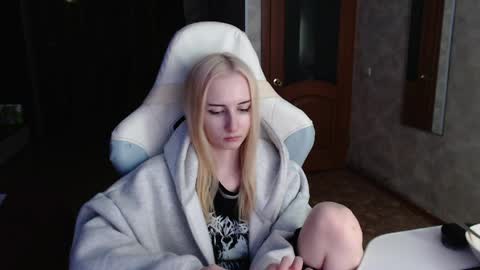 Cutti Crystal online show from April 2026 07:52:02 PM