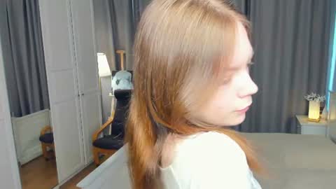 Snapshot of cuty_petite chatting on June 2026 06:18:02 AM Anne online show from June 2026 06:18:02 AM
