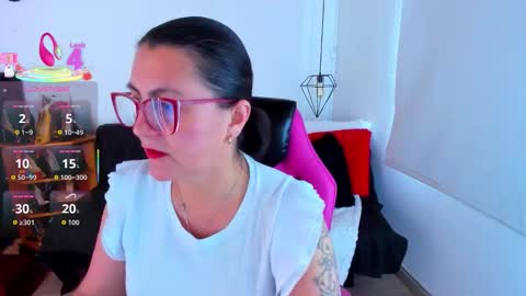 Mia  online show from November 2025 12:37:02 PM