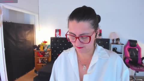 Mia  online show from November 2025 12:59:03 PM