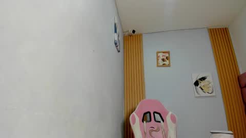 dakota_x18 online show from October 2025 01:46:02 PM