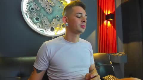 Snapshot of damian__oliver chatting on December 2024 02:53:01 AM Damian Oliver online show from December 2024 02:53:01 AM