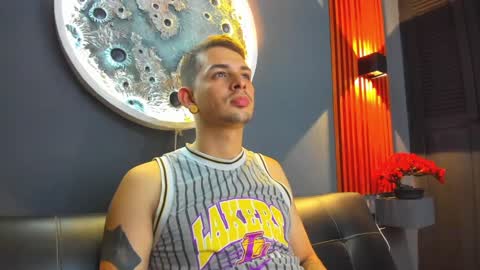 Snapshot of damian__oliver chatting on December 2024 07:07:01 AM Damian Oliver online show from December 2024 07:07:01 AM