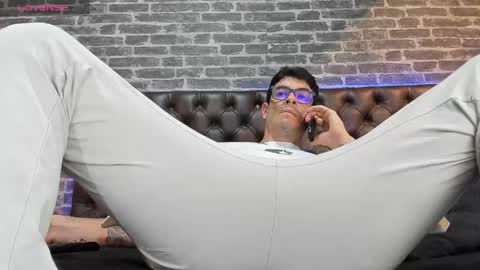 Snapshot of damian_bulls chatting on May 2026 01:05:02 PM ---Damian--- online show from May 2026 01:05:02 PM