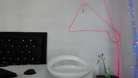 Snapshot of damian_hart_24cm chatting on May 2026 12:11:01 PM damian_hart_24cm online show from May 2026 12:11:01 PM