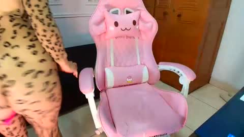 Danella Houston online show from December 2025 05:51:02 PM