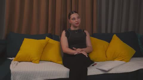 Snapshot of danielacrystal chatting on November 2025 06:07:02 PM Hi my name is Daniela Im new here but I really like to chat online show from November 2025 06:07:02 PM