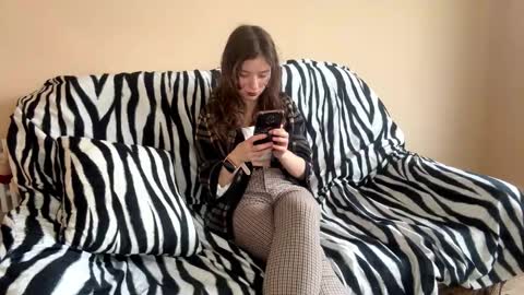 Mia online show from November 2025 08:06:02 AM