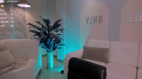 Danna Cruz  online show from December 2024 07:01:01 PM