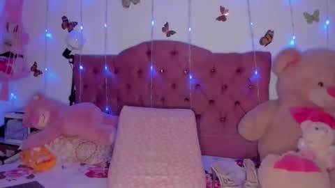 Danna Sofia jeins online show from April 2026 02:11:02 PM