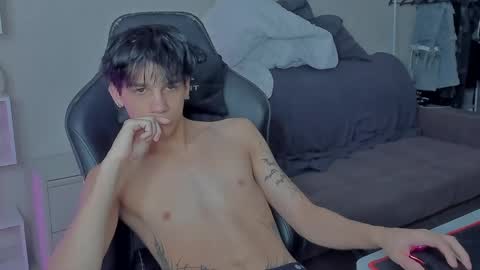 Snapshot of davisross chatting on December 2024 10:46:02 AM davis online show from December 2024 10:46:02 AM