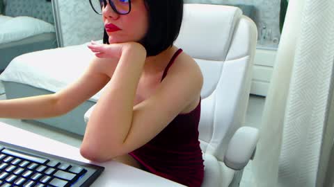 Snapshot of dear_ellisse chatting on April 2026 08:04:01 AM Elly online show from April 2026 08:04:01 AM