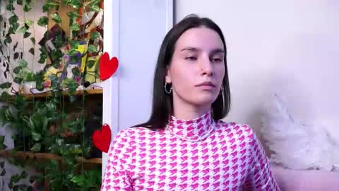 Esme 19 years old online show from November 2025 07:27:02 PM