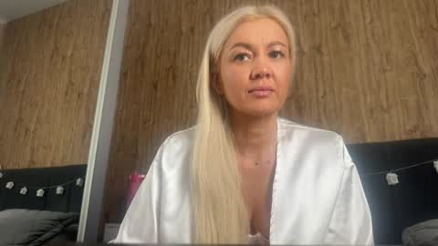 Snapshot of delicious_cloud chatting on May 2026 07:15:01 AM Mia online show from May 2026 07:15:01 AM