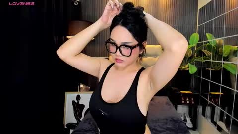 Tyra Colins online show from September 2025 06:02:02 PM