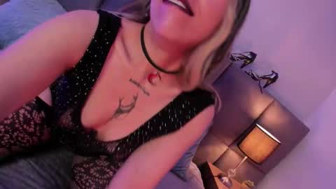 Snapshot of delilah_fix chatting on October 2025 09:47:02 PM della online show from October 2025 09:47:02 PM